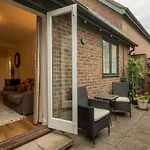 Lovely 1 Bed Apartment With Free Parking & Garden