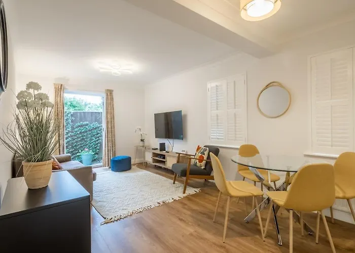Lovely 1 Bed Apartment With Free Parking & Garden