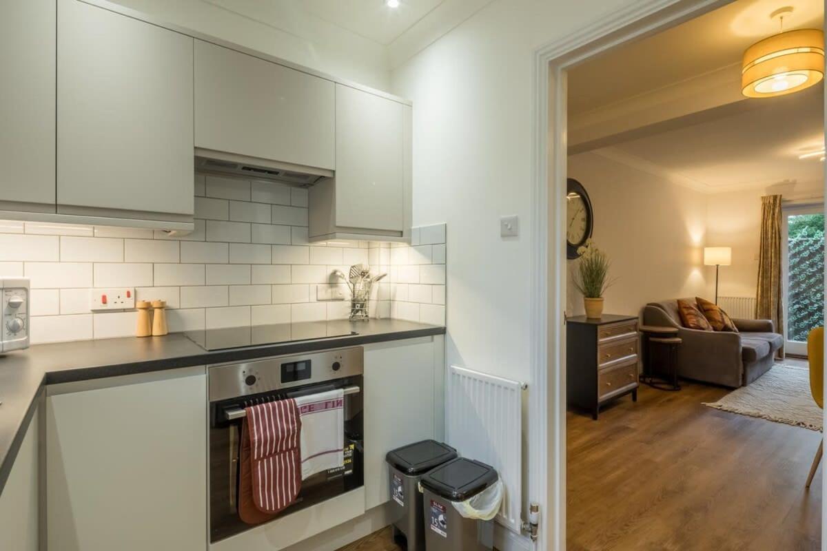 Casa de férias Lovely 1 Bed With Free Parking & Garden *